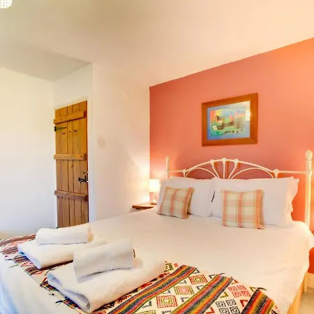 Vintage Holiday In District With Fireplace *